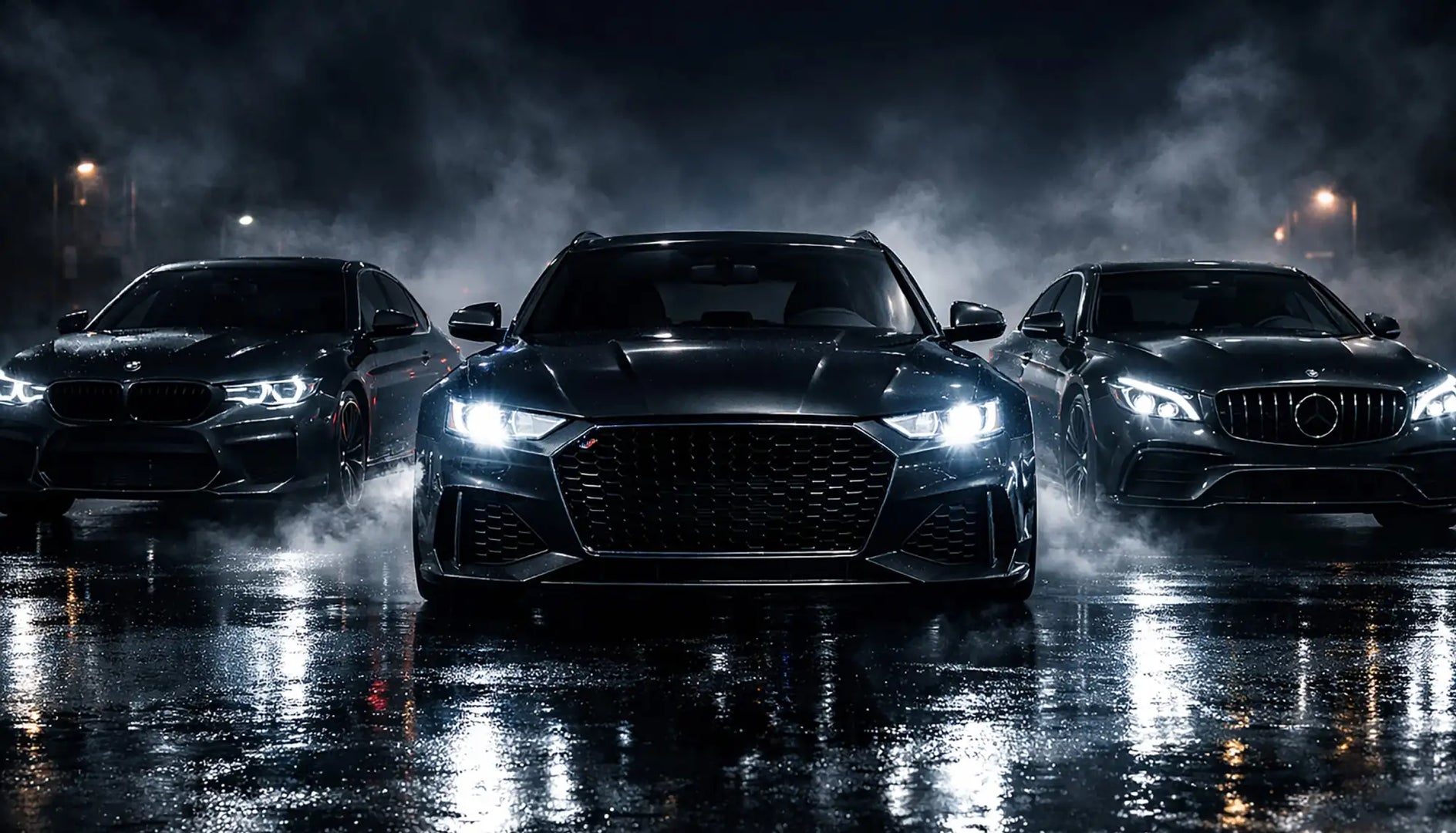 Schwarzer Audi RS6 Avant mit aggressivem Frontgrill und scharfen LED-Scheinwerfern, geparkt auf nasser Fahrbahn unter dramatischer Nachtbeleuchtung.