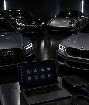 Ein schwarzer Laptop, der eine Fahrzeugdiagnose-Schnittstelle anzeigt, vor vier Luxuslimousinen platziert.
